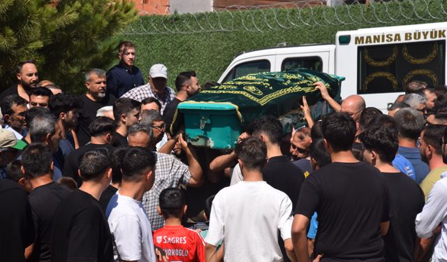 Manisa'da trafik kazasında ölen 2 kuzenin cenazeleri toprağa verildi