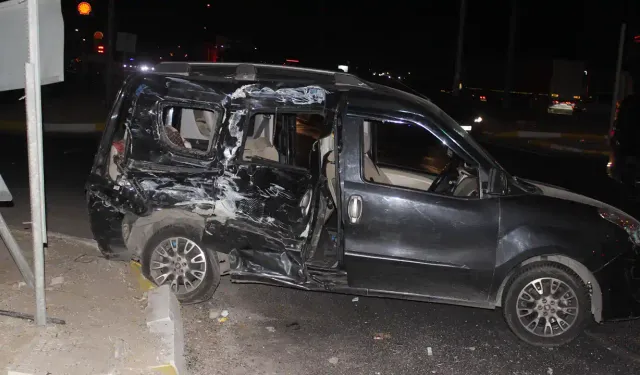 Kamyon ile Hafif Ticari Araç Çarpıştı; 1 Ölü, 8 Yaralı