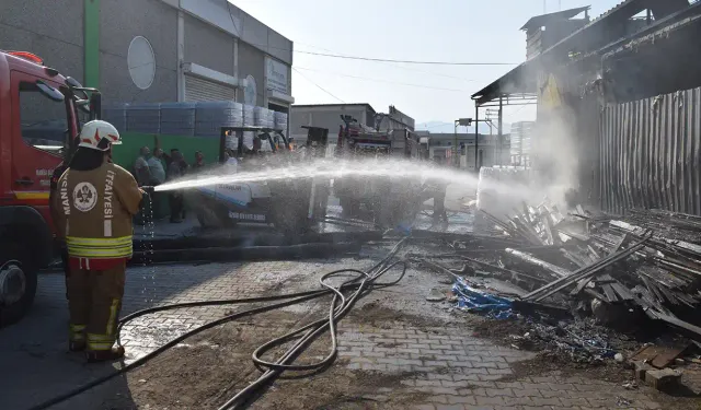 Manisa'da çıkan yangın iş yerinde hasara yol açtı