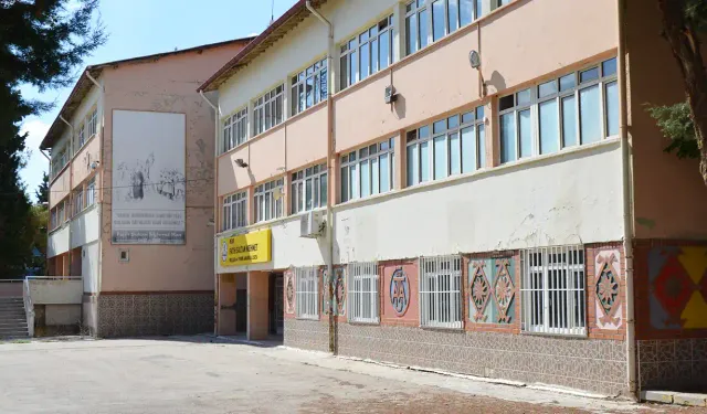 Uşak'ta Çürük Bina 1 Yıldır Kaderine Terk Edildi