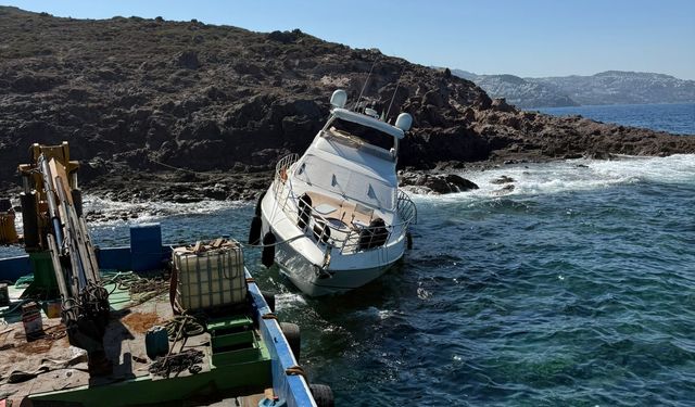 Bodrum'da kayalıklara çarpan motoryattaki 2 kişi kurtarıldı