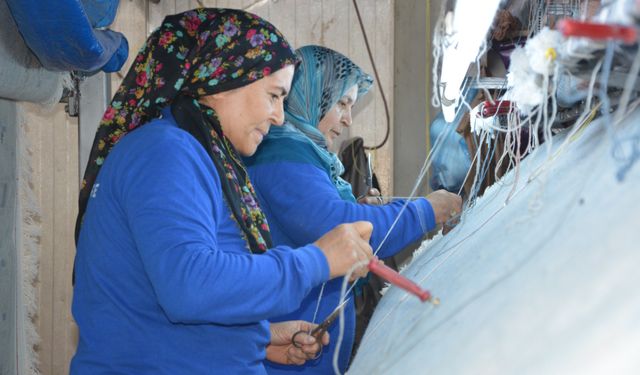 Manisa'nın Demirci ilçesinde dokunan halılar dünya pazarında ilgi görüyor