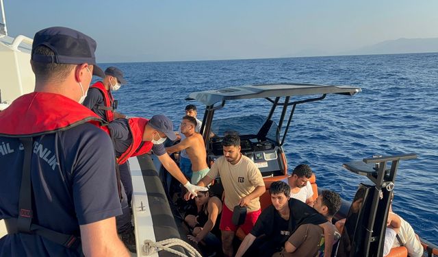 Muğla açıklarında 17 düzensiz göçmen kurtarıldı