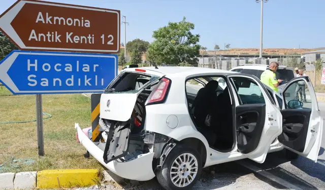 Banaz’da İki Otomobil Çarpıştı: 2 Yaralı