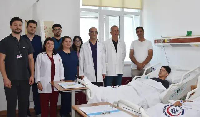 İki gencin 'kunduracı göğsü' kapalı ameliyatla düzeltildi