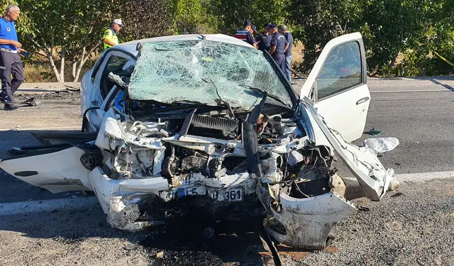 İzmir-Uşak Yolunda İki Otomobil Çarpıştı: 3 Ölü, 2 Yaralı