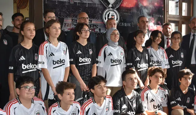 Beşiktaş Kulübü üyeleri, Afyonkarahisar'da öğrencilere forma hediye etti