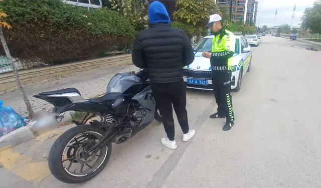 Afyonkarahisar'da motosikletinin plakasını bantla kapatan sürücüye para cezası
