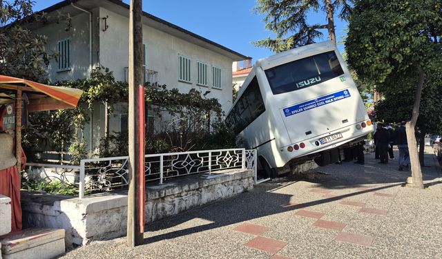 Aydın'da şehir içi yolcu midibüsü bahçe duvarına çarptı