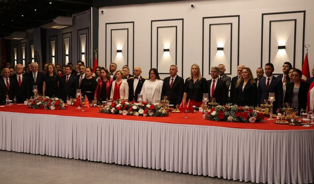 İzmir'de Cumhuriyet'in 102. yıl dönümü kutlandı