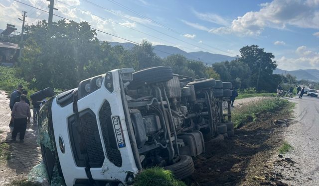 Kiraz'da devrilen kamyonun sürücüsü yaralandı