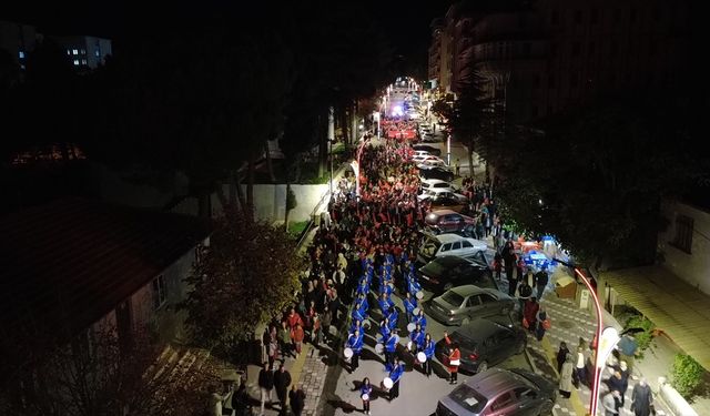 Manisa'da Cumhuriyet'in 102. yıl dönümü fener alayıyla kutlandı