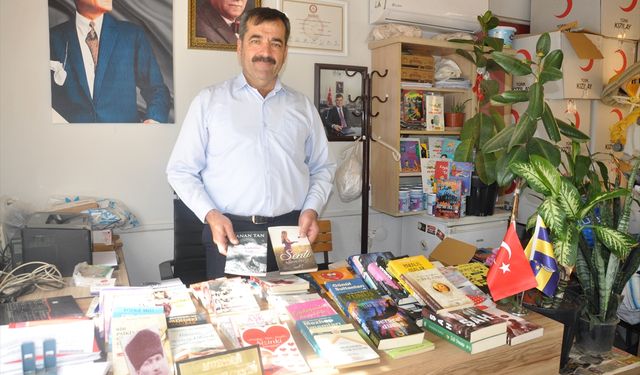 Ödemişli muhtar bürosunu kütüphaneye çevirdi