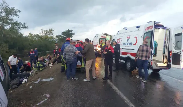 Denizli'de midibüsün devrildiği kazada 1 kişi öldü, 32 kişi yaralandı