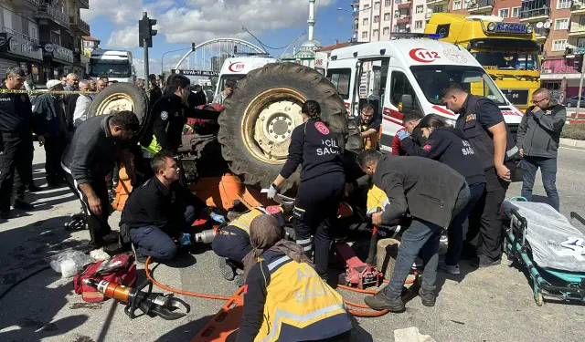 Uşak’ta Tır, Otomobil ve Traktör Zincirleme Kazaya Karıştı