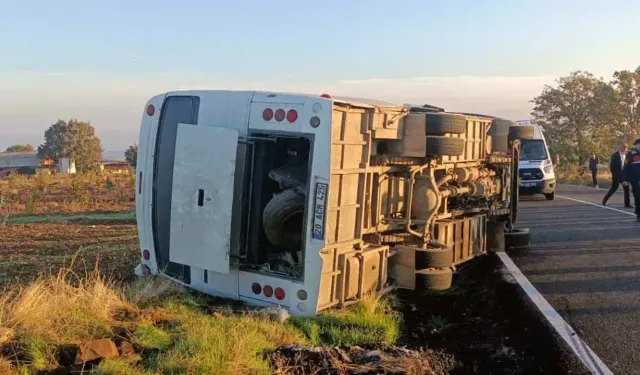 Eşme'de İşçi Servisi Devrildi; 23 Yaralı!