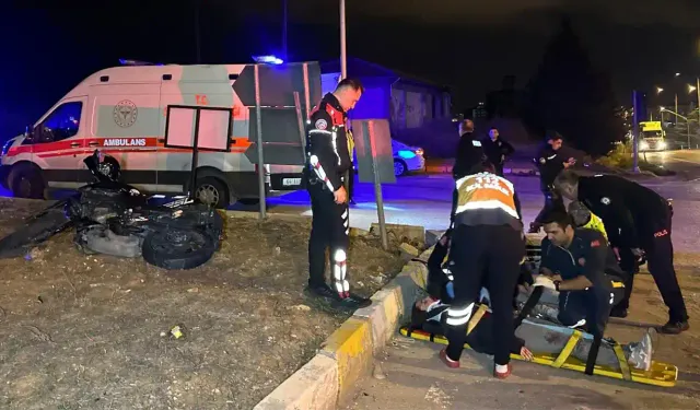 Motosiklet Otomobile Çarptı: 2 Yaralı