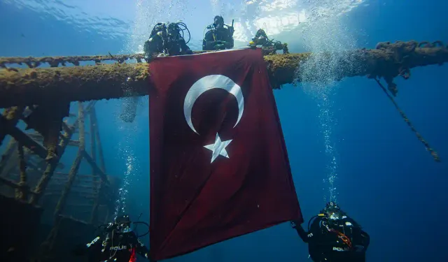 İzmir'de deniz polisleri 29 Ekim'i su altında bayrak açarak kutladı
