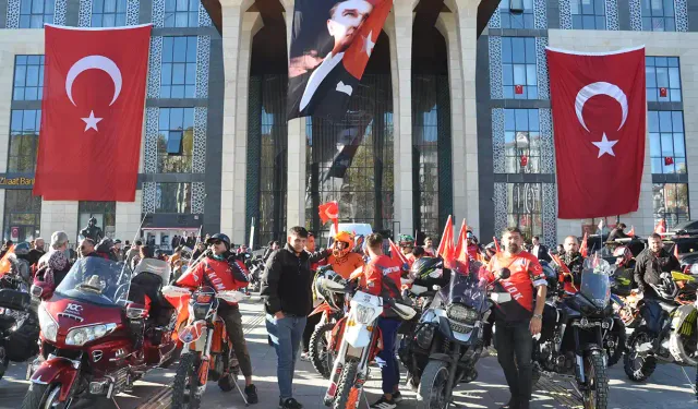 Kütahya'da motosikletlilerden 'Cumhuriyet Korteji'