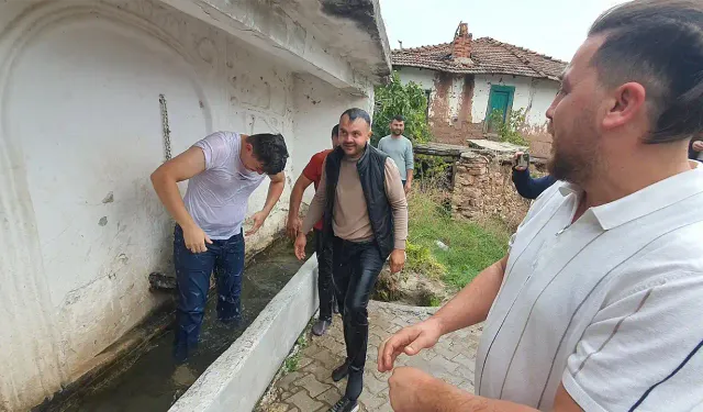 Manisa'daki mahallede düğünlerde 'ilgisiz akraba'ya ıslatma cezası veriliyor