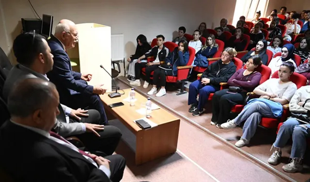 Rektör Prof. Dr. Savaş, Eşme MYO Akademisyenleri ve Öğrencileri ile Buluştu