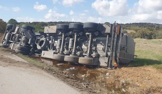 Banaz’da Tır Devrildi: 1 Yaralı