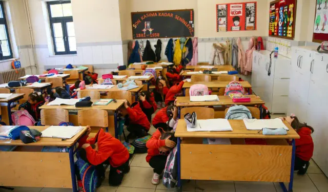 Okullarda afetlere karşı eş zamanlı tatbikat yapıldı