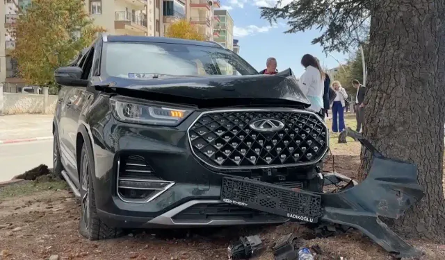 Uşak’ta Cip Ağaca Çarptı: 2 Yaralı!