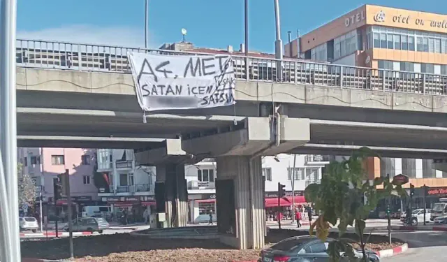 Uşak’ta Köprülü Kavşağa Küfürlü Pankart Asıldı!