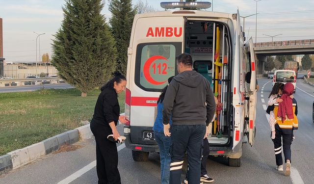 Kütahya'da bir otomobil önündeki araca çarptı, 3 kişi yaralandı