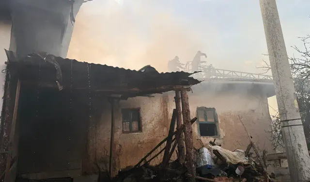 Kütahya'da köyde çıkan yangında 2 ev ile 1 ahır kullanılamaz hale geldi
