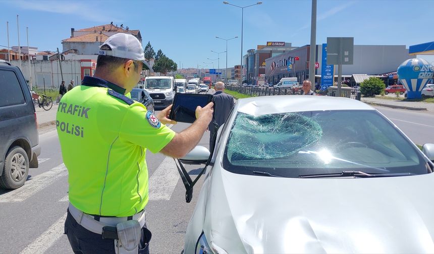 Aydın'da midibüse çarpan elektrikli bisikletteki baba ve kızı yaralandı