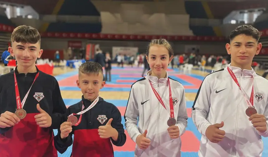 Uşaklı Küçük Karateciler İzmir’den Madalyalarla Döndü