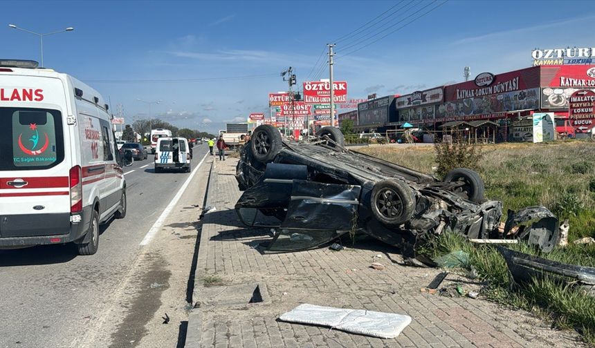 Afyonkarahisar'da Kamyon Otomobile Çarptı: 3 Yaralı