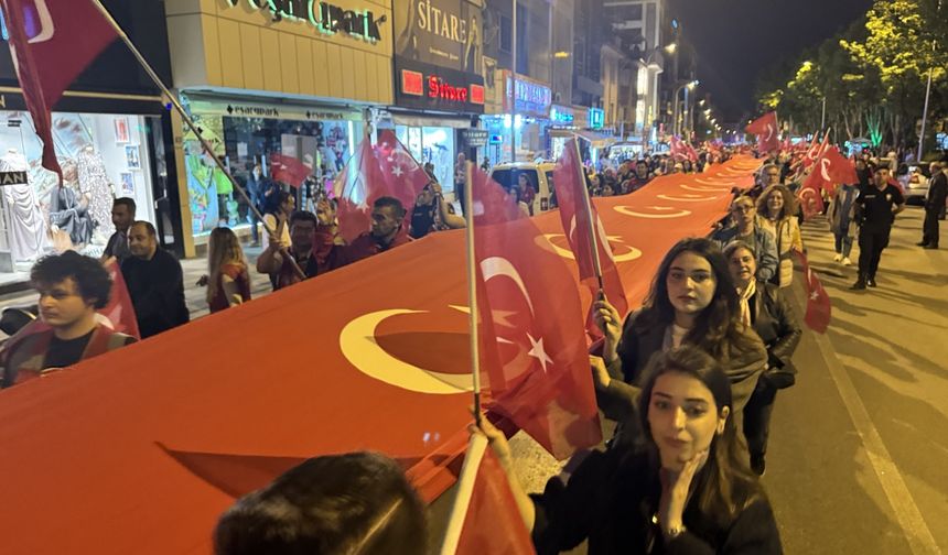 Afyonkarahisar'da 1000 metrelik Türk bayrağıyla "Gençlik Yürüyüşü" yapıldı
