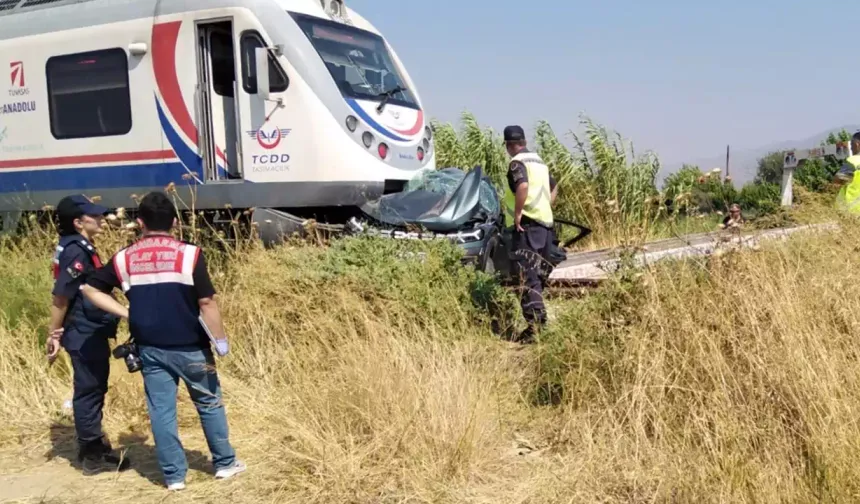 Afyonkarahisar'da trenin hemzemin geçitte çarptığı otomobilin sürücüsü öldü