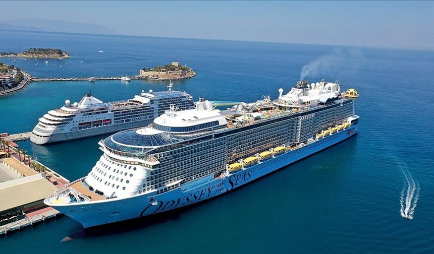 Marmaris'e iki kruvaziyer 930 yolcu getirdi