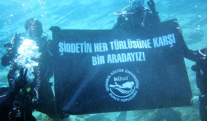 Bodrum'da, kadına şiddete karşı farkındalık için su altında pankart açıldı