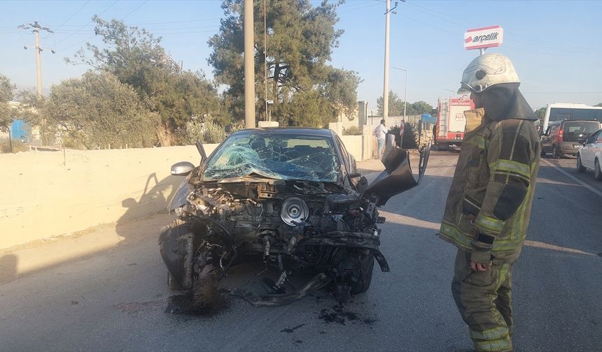 İzmir'de minibüsle çarpışan otomobilin sürücüsü yaralandı