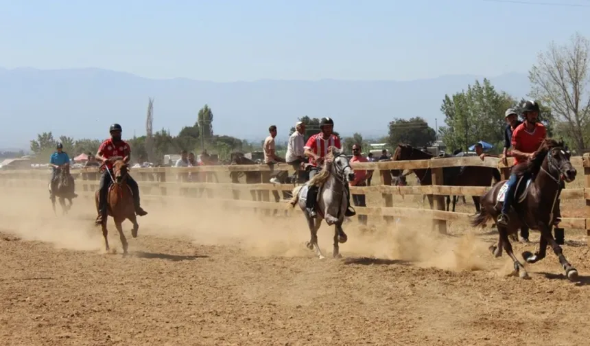 Kütahya'daki rahvan at yarışlarında 40 şehirden 100 at mücadele etti
