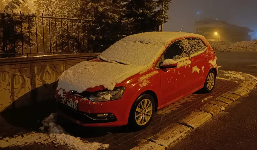 Uşak'a Yılın İlk Karı Yağdı, Arabalar Beyaz'a Büründü