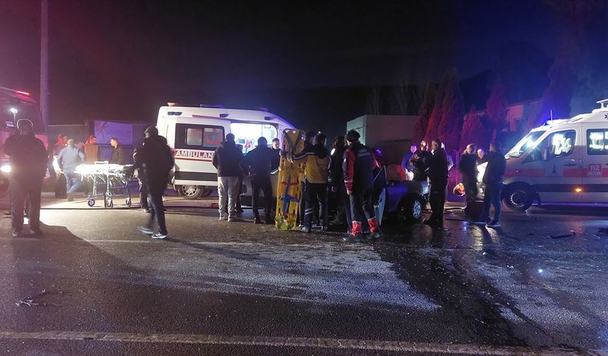 İzmir'de çarpışan iki otomobilden birinin sürücüsü öldü