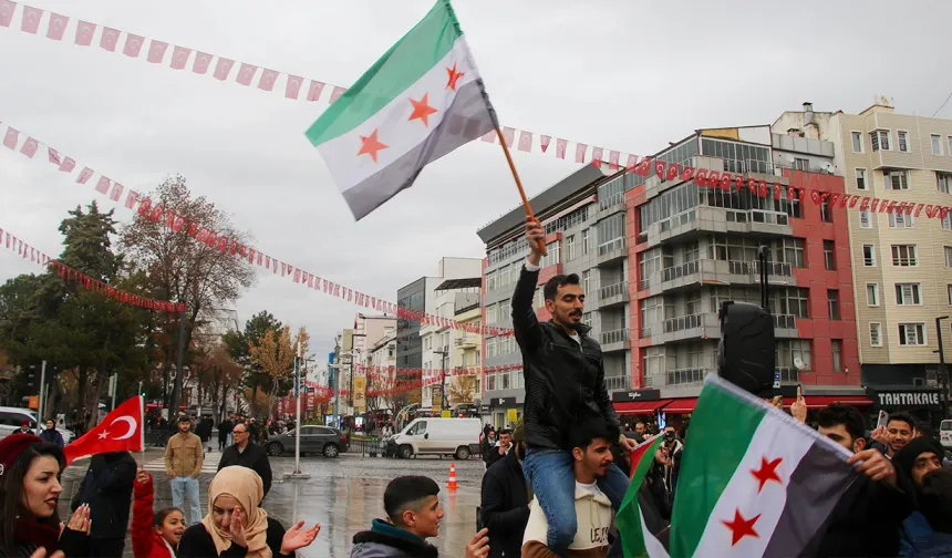 Uşak'taki Suriyeliler Baas Rejiminin Devrilmesini Kutladı