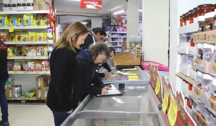 Sandıklı'da marketlerde gıda denetimi yapıldı