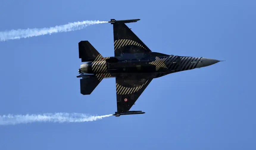 SOLOTÜRK Pamukkale'de gösteri uçuşu yaptı