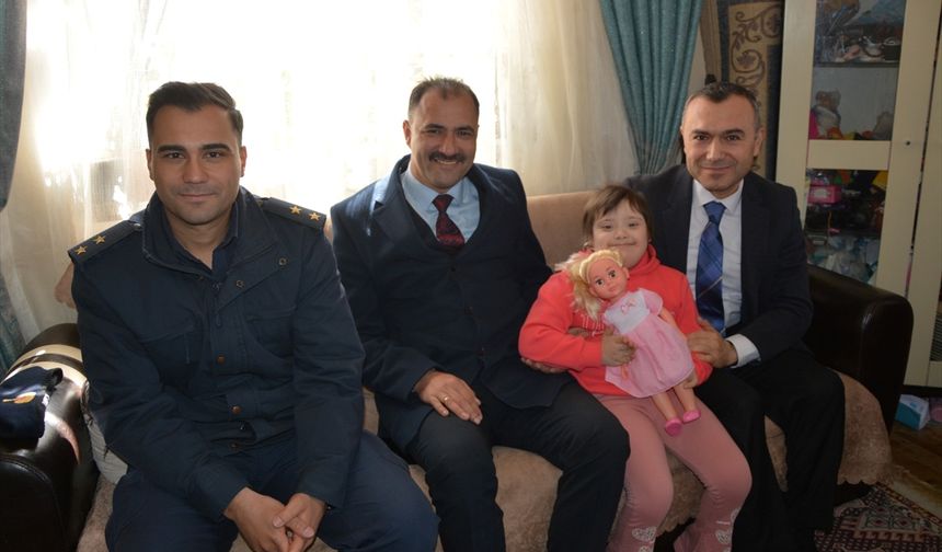 Demirci'de down sendromlu Cemre'ye protokolten ziyaret