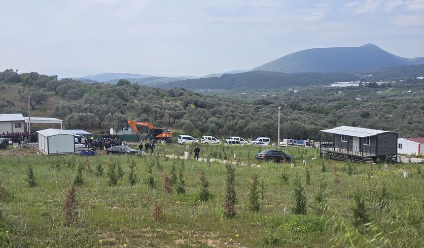 Kemalpaşa'da belediye ekipleri kaçak yapıların yıkımına başladı