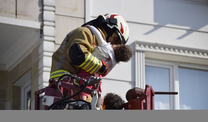 Manisa'da yangın çıkan apartmanda mahsur kalan 6 kişiyi itfaiye kurtardı