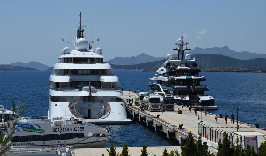 Bodrum'a gelen mega yatlara yakıt ikmali yapıldı