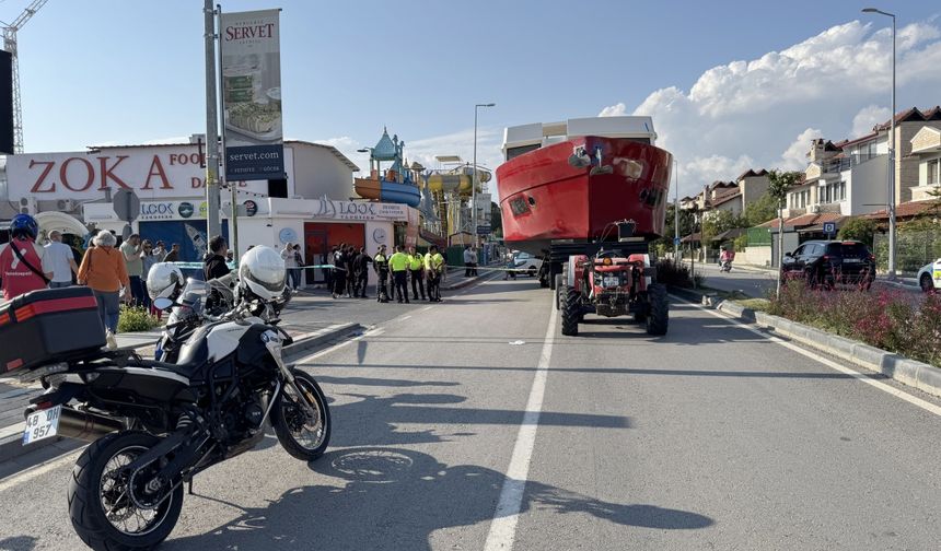 Fethiye'de tekne taşıyan römorkun altında kalan kişi yaşamını yitirdi